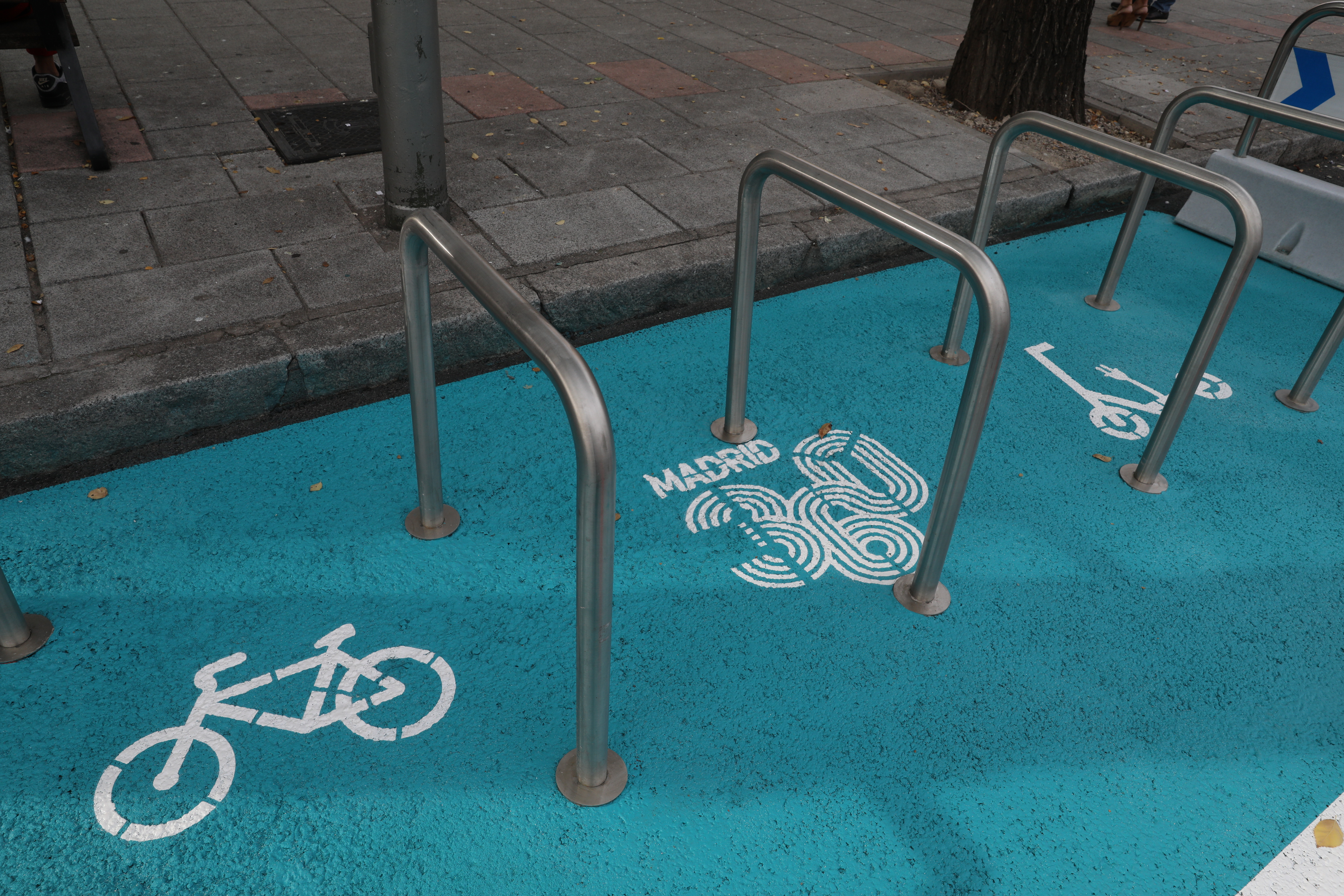 Inauguración nueva reserva para el estacionamiento de bicicletas y patinetes en calzada
